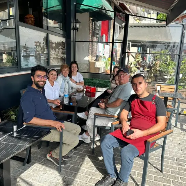 A group on a food tour in Istanbul